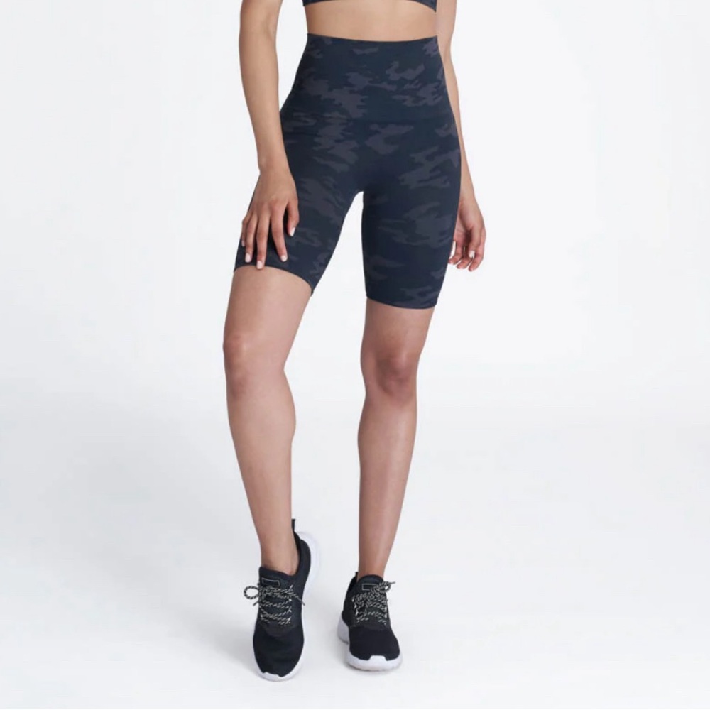 SPANX LAMP BIKE SHORT WOMEN SIZE S/L BLACK CAMO NEW